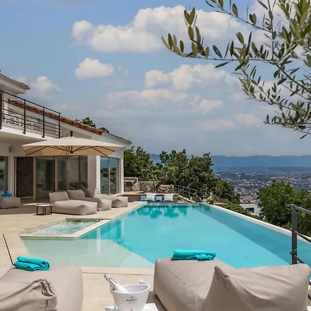 3 Bedroom Cozy In Bregi Holiday home